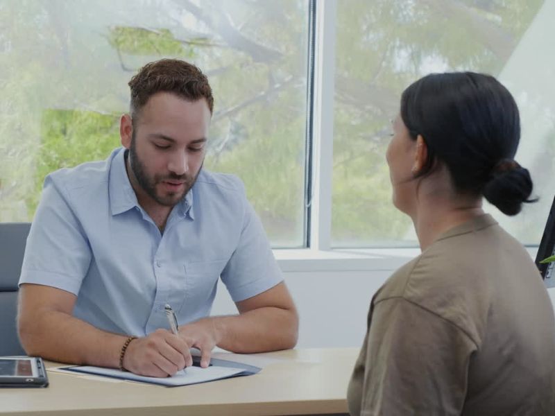 devojka aplicira u banci za kredit