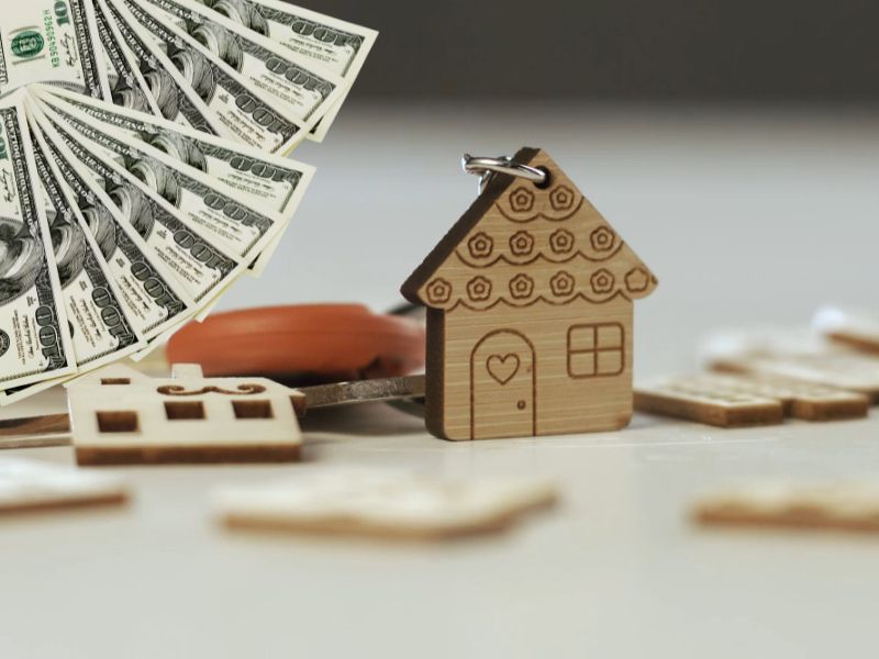 ključ od stana i novac